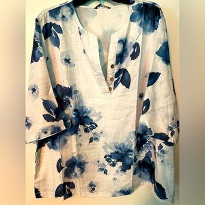 Blue and white flowered 3/4 sleeve tunic
